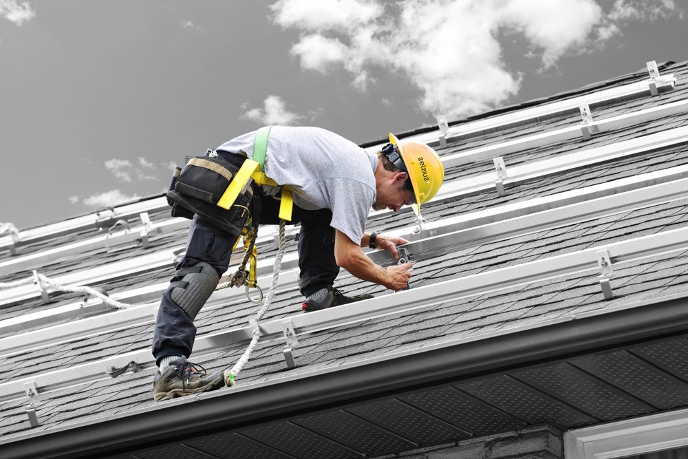 Zelziuz Foto 13 Die Voor Ons De Zonnepanelen Legt